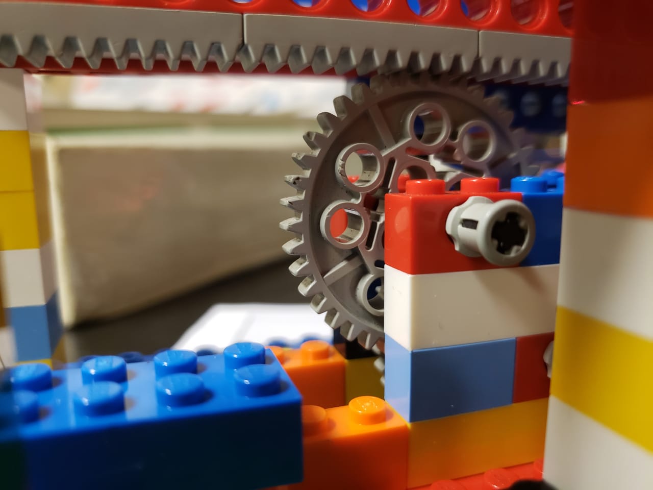 Figura 3: Engrenagem elevada conectada a parte suspensa do robô.